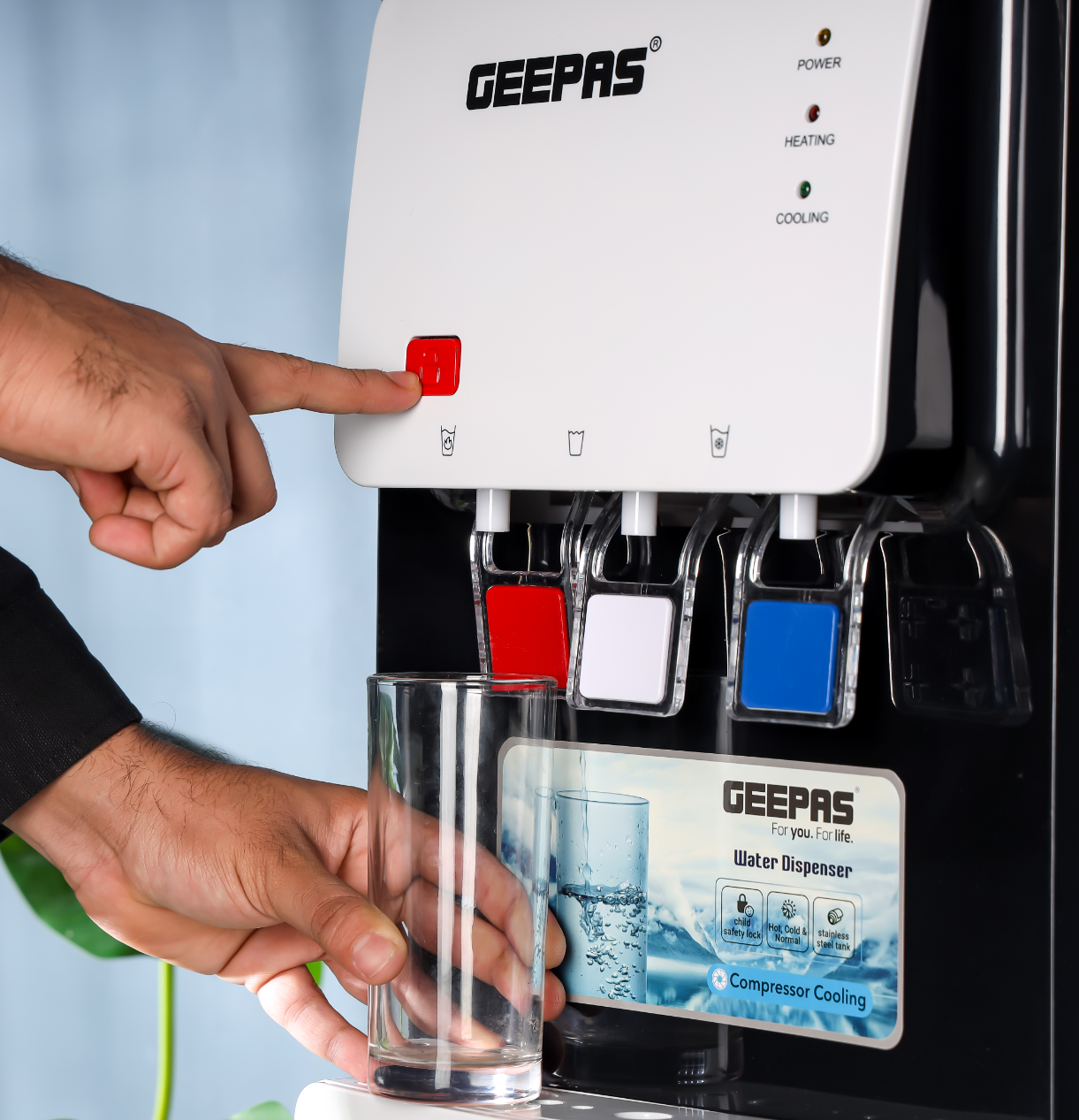 براد مياه مكتبي صغير الحجم بتصميم عملي وسهل الاستخدام من GEEPAS GWD17022 — 8