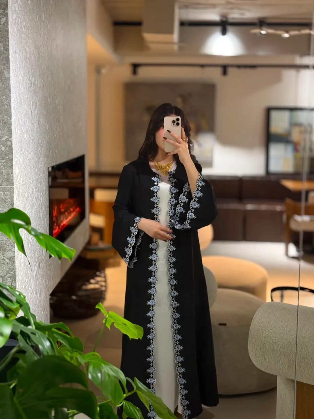 عباية نسائية خليجية سوداء مع فستان داخلي أبيض — 3