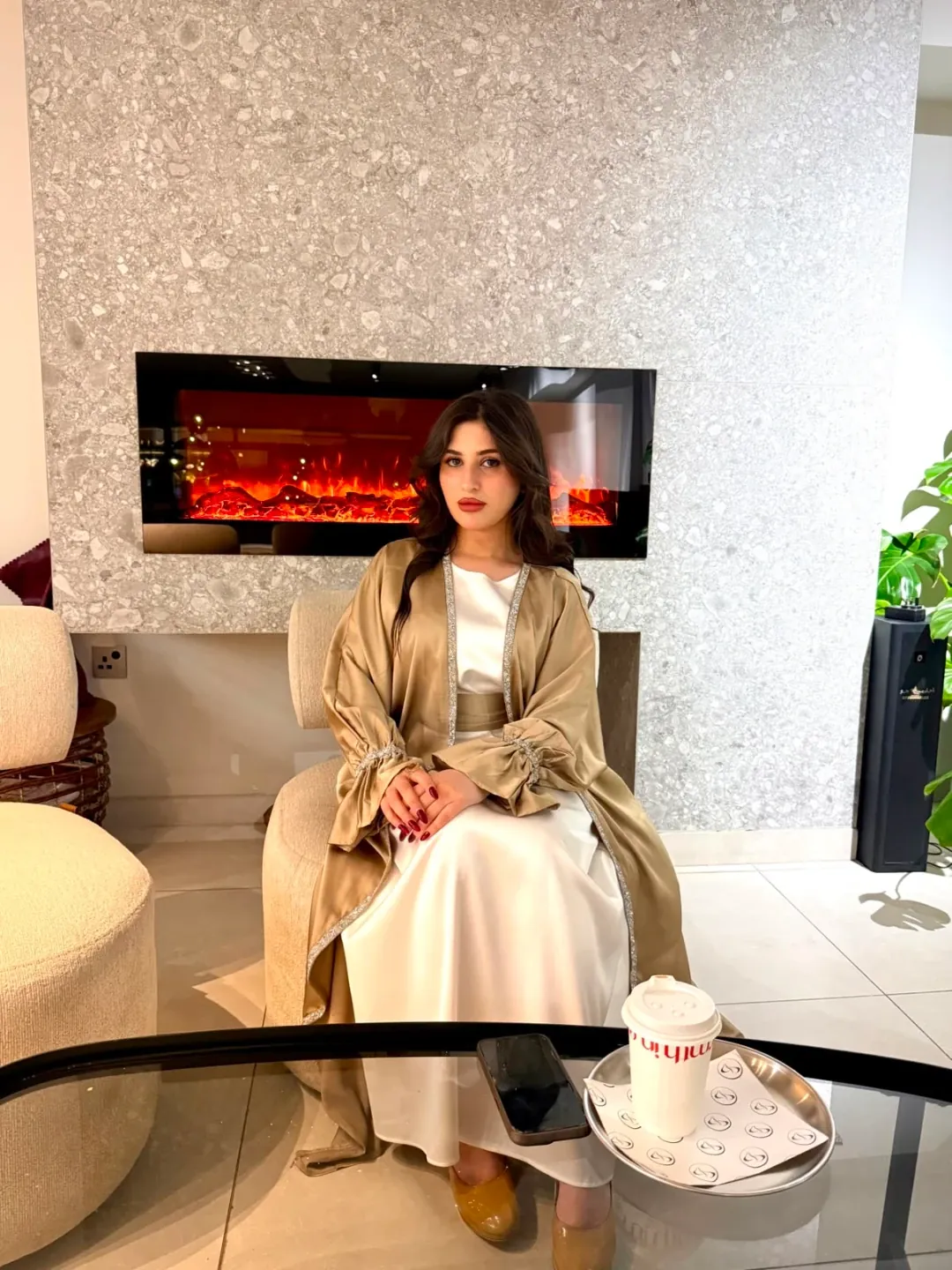 عباية نسائية خليجية مع فستان داخلي أبيض — 2