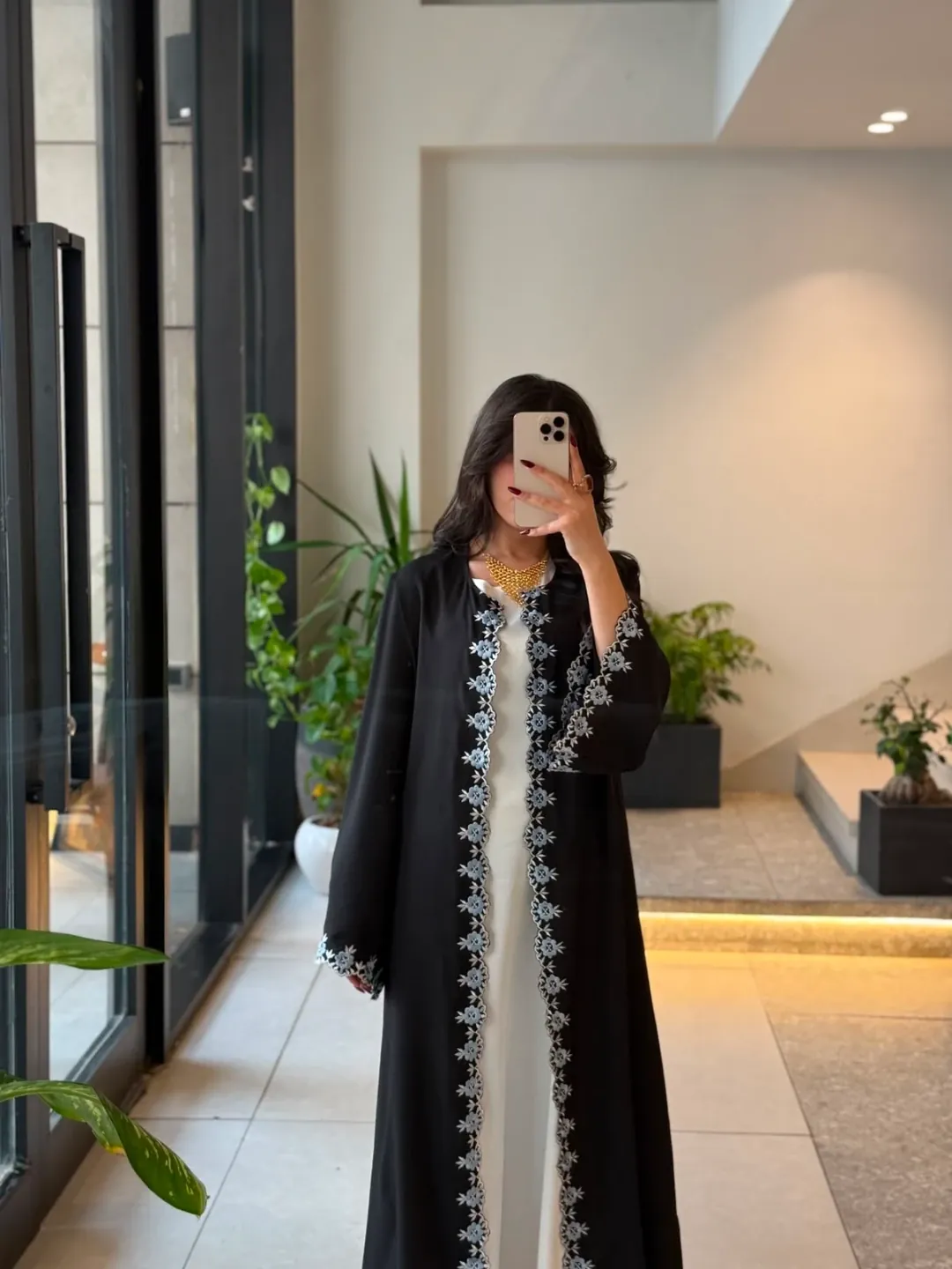 عباية نسائية خليجية سوداء مع فستان داخلي أبيض — 2