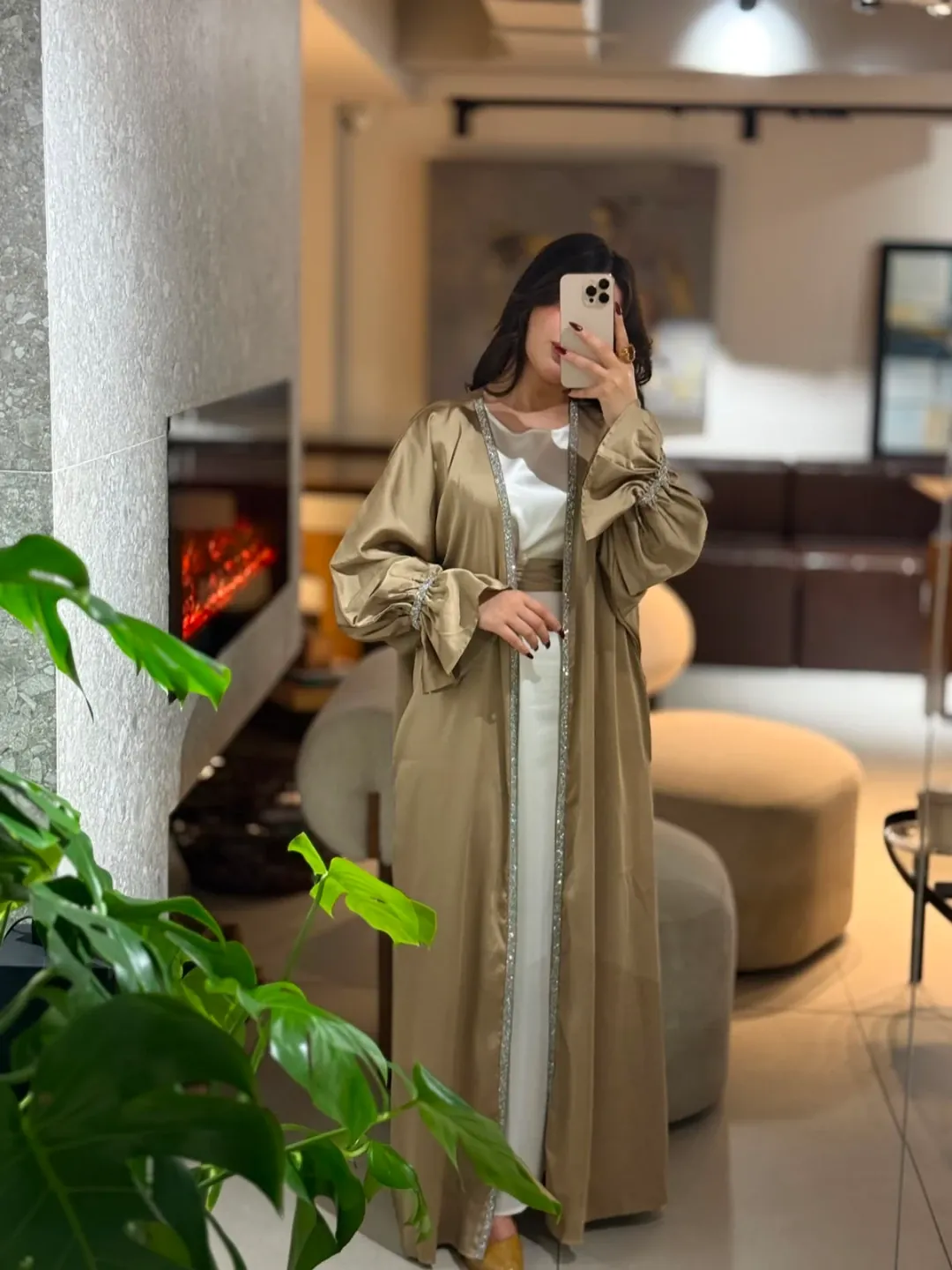 عباية نسائية خليجية مع فستان داخلي أبيض — 5