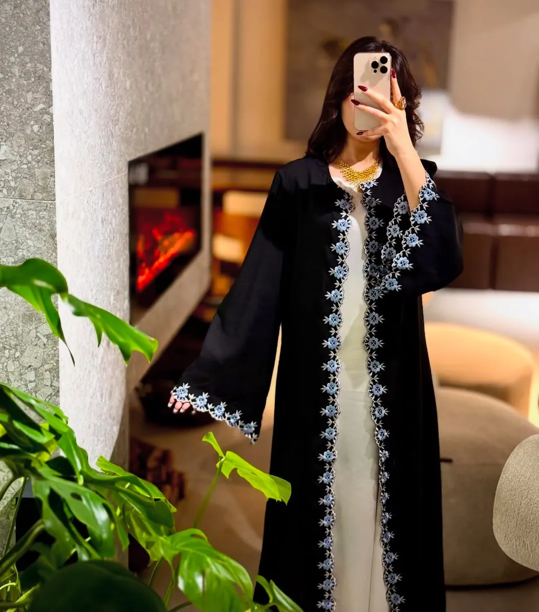 عباية نسائية خليجية سوداء مع فستان داخلي أبيض — 9