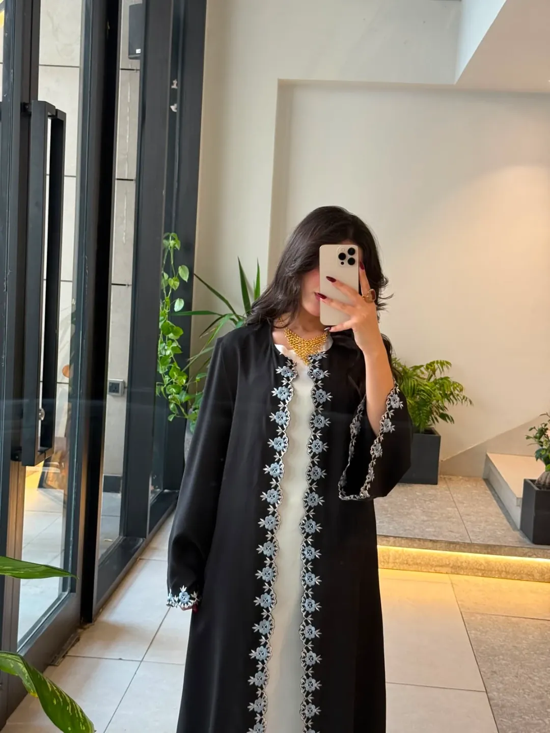 عباية نسائية خليجية سوداء مع فستان داخلي أبيض — 6