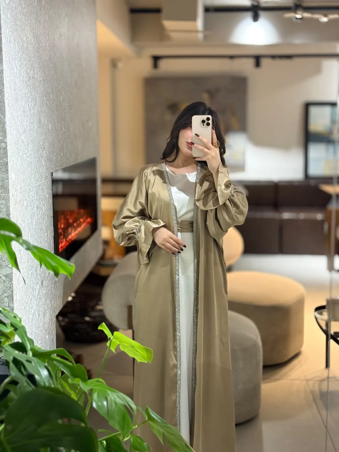 عباية نسائية خليجية مع فستان داخلي أبيض — 6