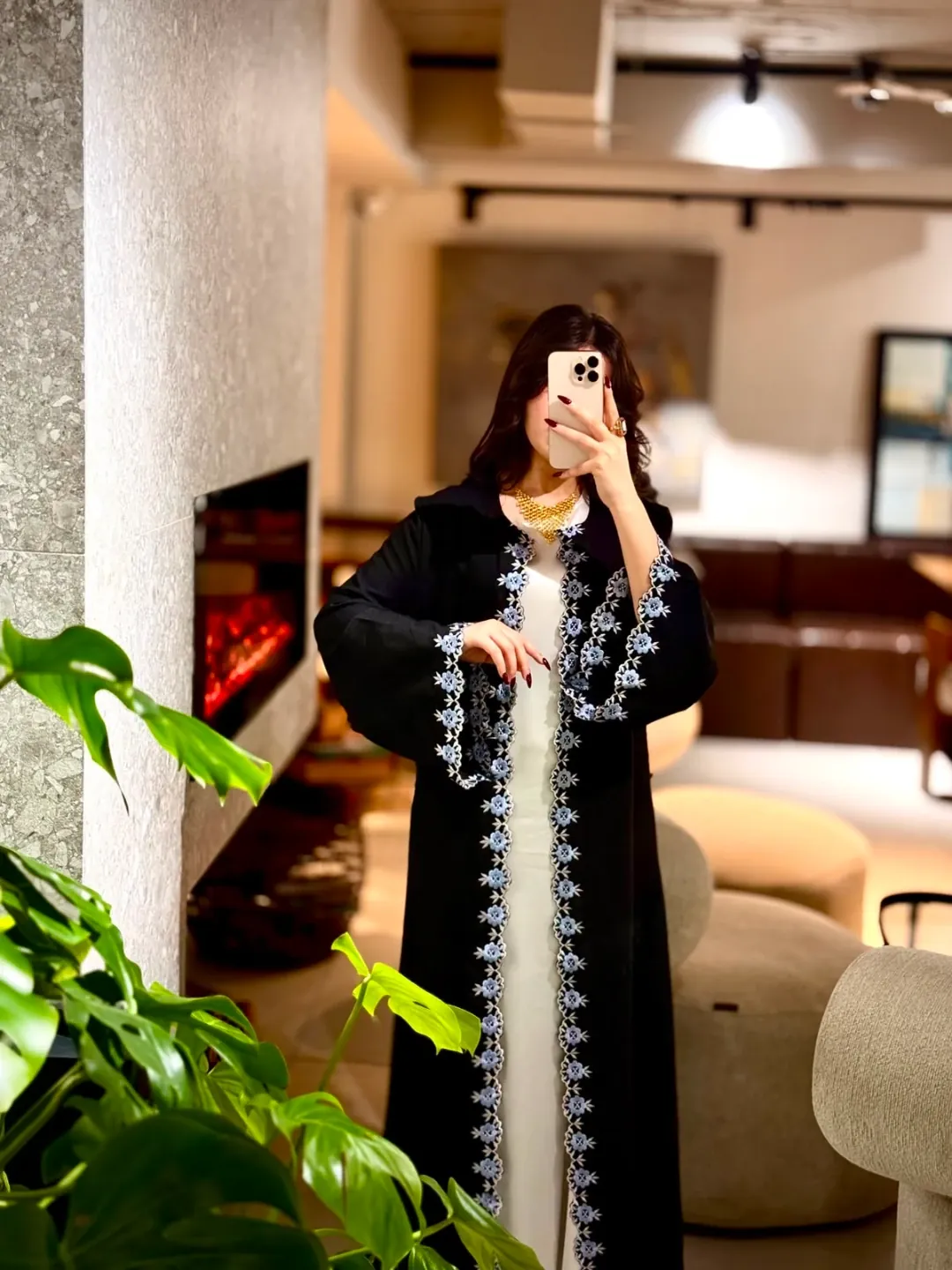 عباية نسائية خليجية سوداء مع فستان داخلي أبيض — 8
