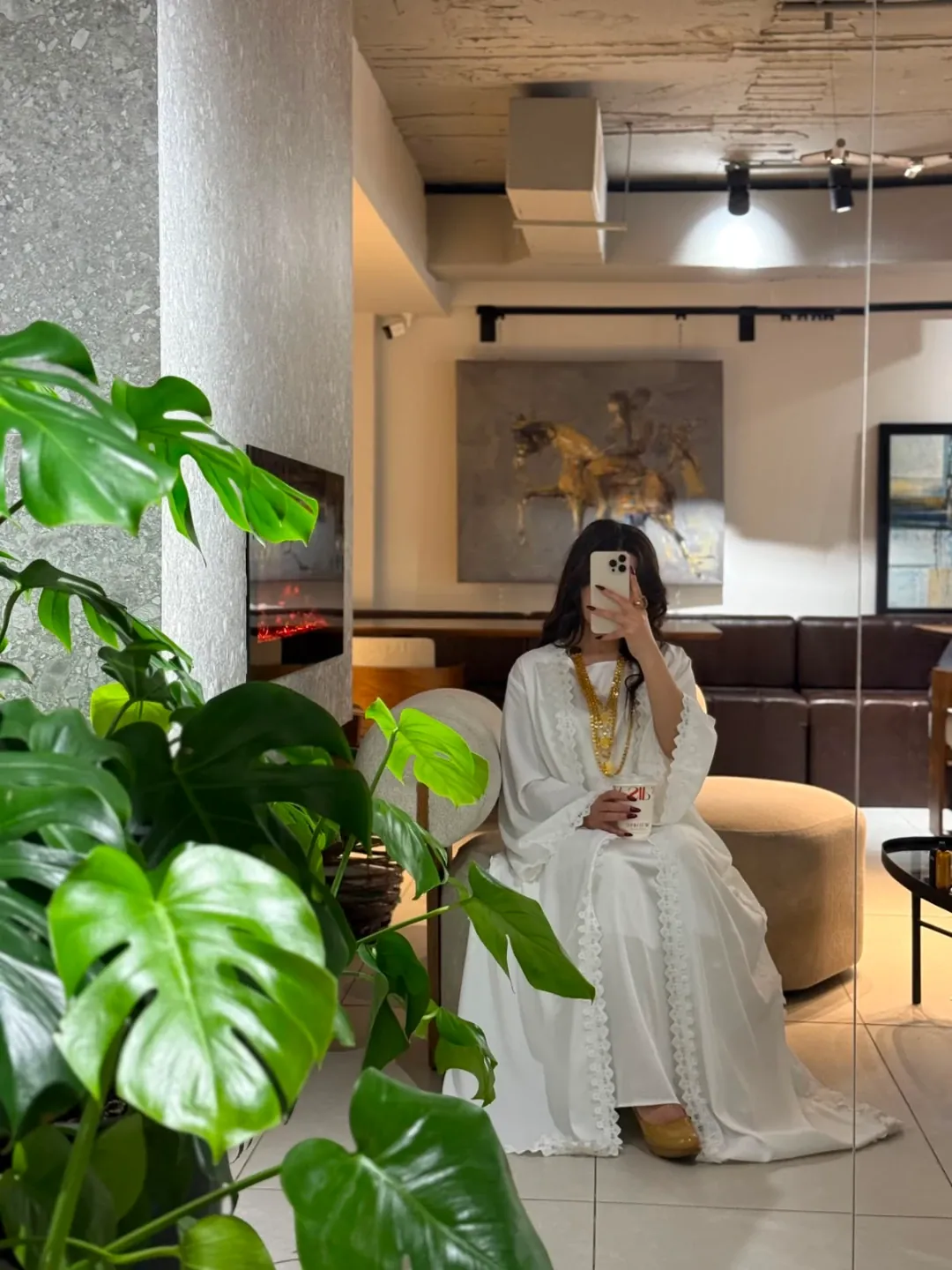 عباية نسائية خليجية بيضاء مع فستان داخلي — 3