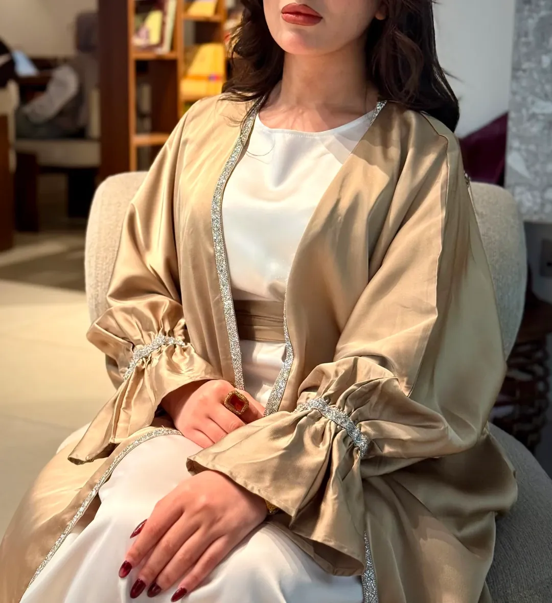 عباية نسائية خليجية مع فستان داخلي أبيض — 3