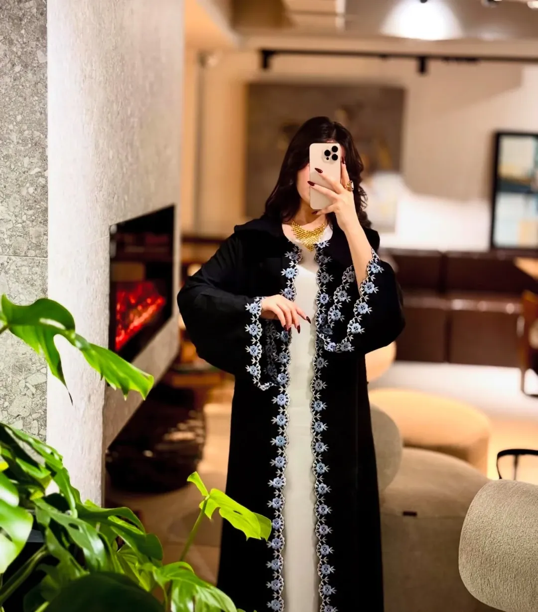 عباية نسائية خليجية سوداء مع فستان داخلي أبيض — 7